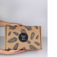 Коробка с откидной крышкой Шишки 31,5x21,5x8 см крафт