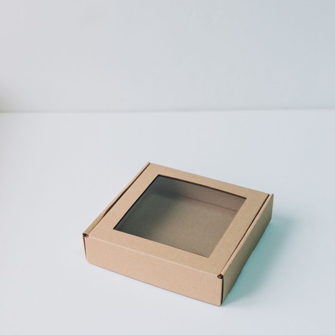 Коробка с откидной крышкой с окном 16x16x4 см крафт