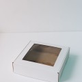 Коробка с откидной крышкой с окном 22x22x6 см белая