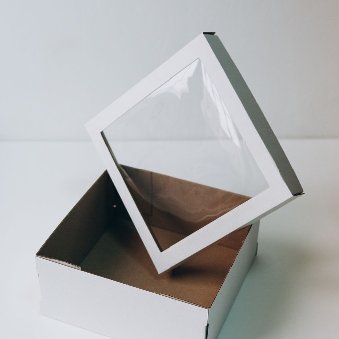Коробка с отдельной крышкой с окном 20*20*9 см белая