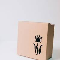 Коробка с лазерной резкой Тюльпан 20x20x9 см крафт