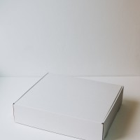 Коробка с откидной крышкой 35x30x3 см белая