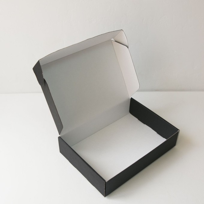Коробка с откидной крышкой 22x16x5 см чёрная