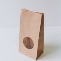 Пакет бумажный с круглым окном 10x20x6 см крафт