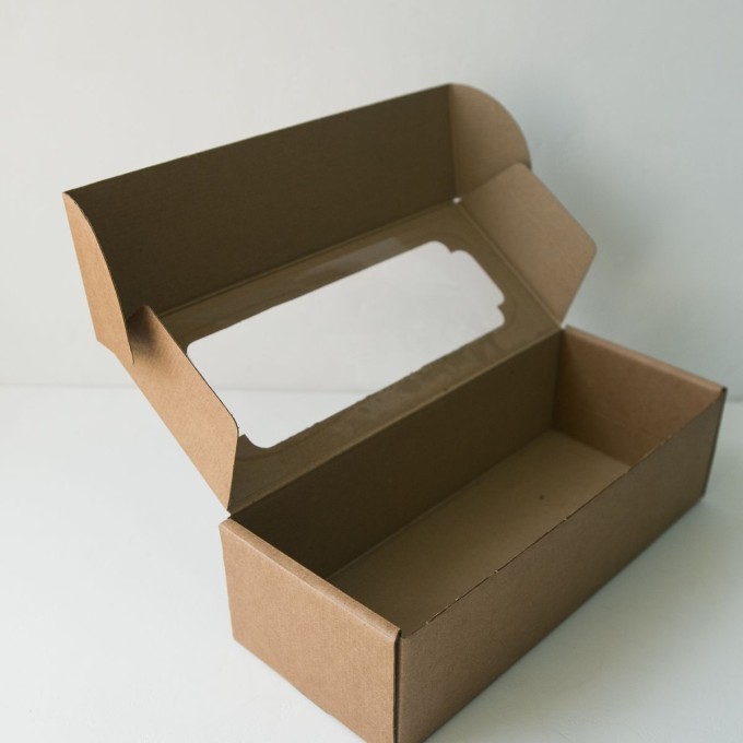 Коробка с откидной крышкой с окном 32x13x9 см крафт