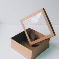 Коробка с отдельной крышкой с окном 30x30x12 см крафт
