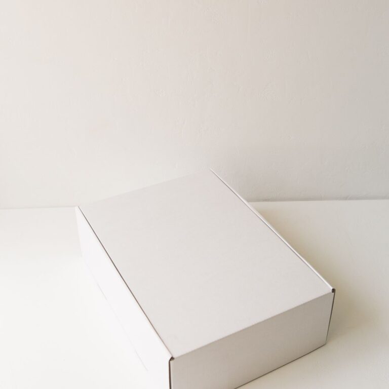 Коробка с откидной крышкой 33x23x10 см белый