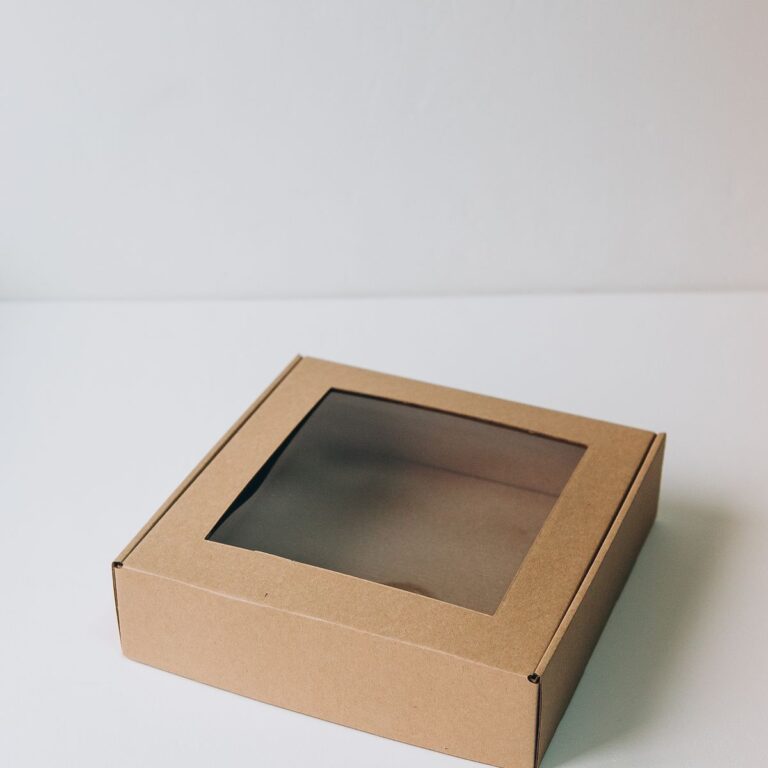 Коробка с откидной крышкой с окном 22x22x6 см крафт