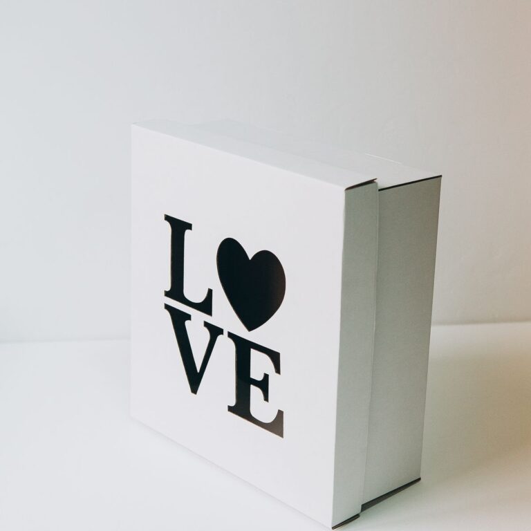 Коробка с лазерной резкой Love 20x20x9 см белая