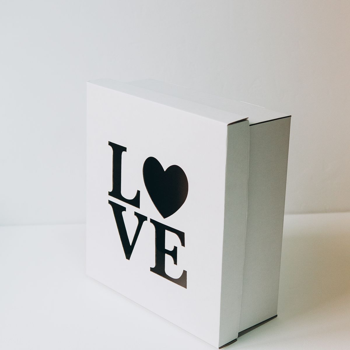 Коробка с лазерной резкой Love 20x20x9 см белая