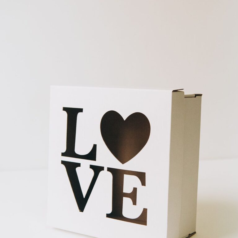 Коробка с лазерной резкой Love 25x25x10 см белая