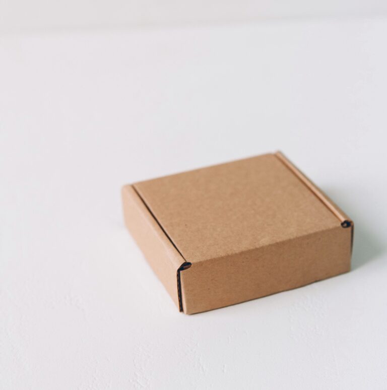 Коробка с откидной крышкой 5x5x2 см крафт