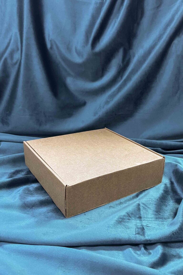 Коробка с откидной крышкой 22x22x6 см крафт