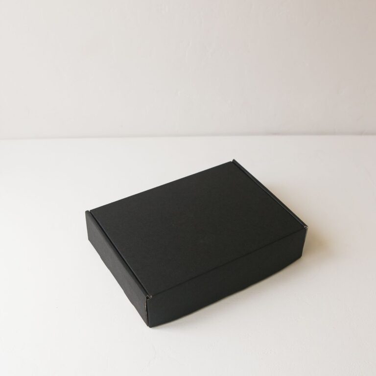 Коробка с откидной крышкой 22x16x5 см чёрная