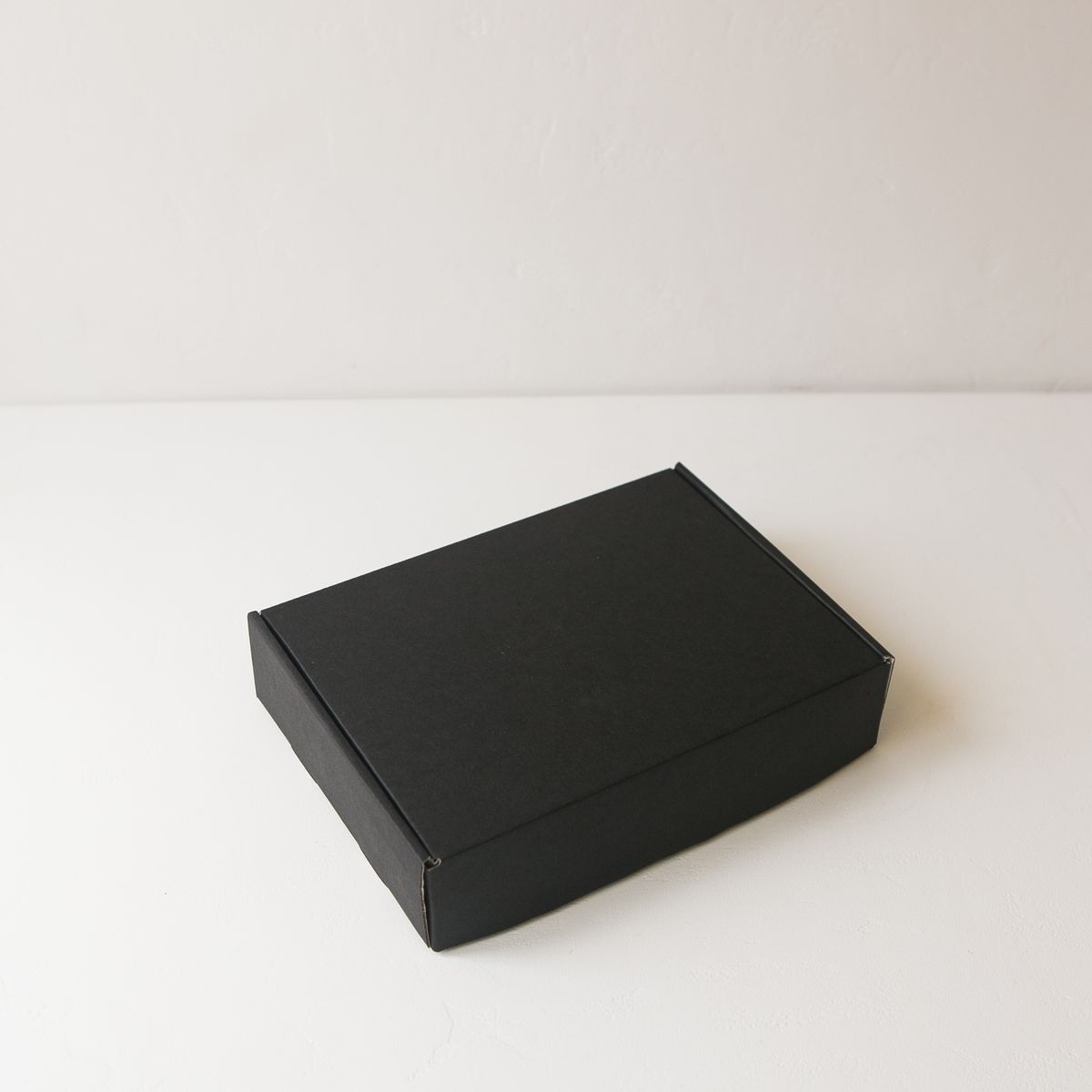 Коробка с откидной крышкой 22x16x5 см чёрная