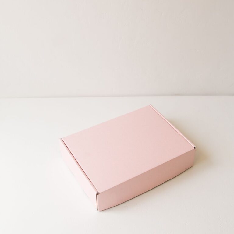 Коробка с откидной крышкой 22x16x5 см розовая