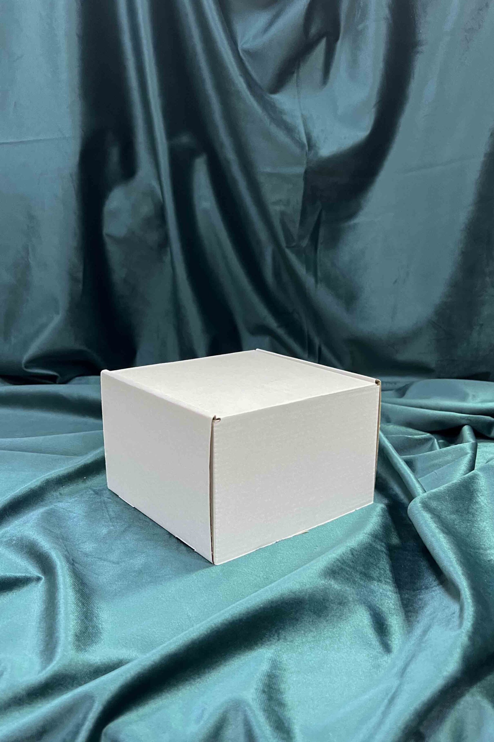 Коробка с откидной крышкой 16x16x10 см белый