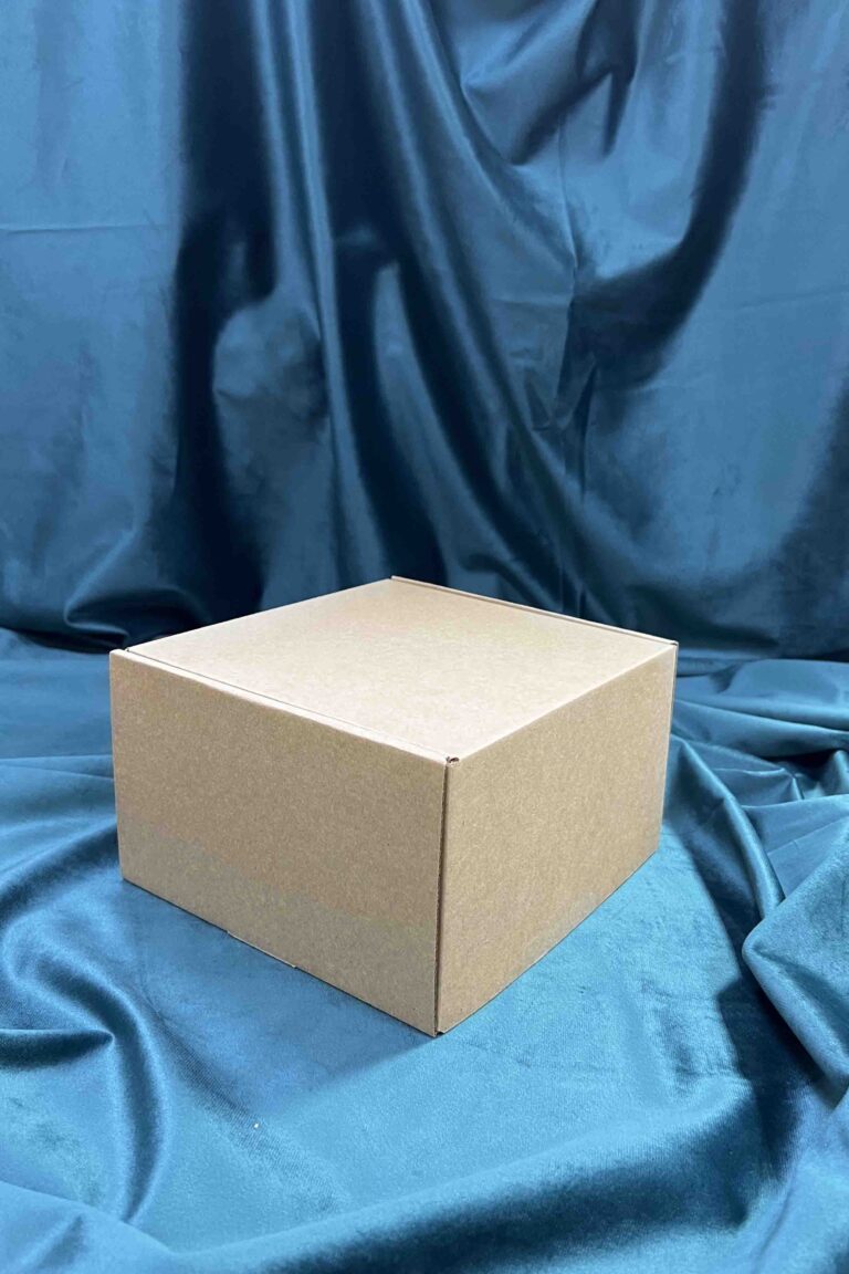 Коробка с откидной крышкой 18х18х11 см крафт