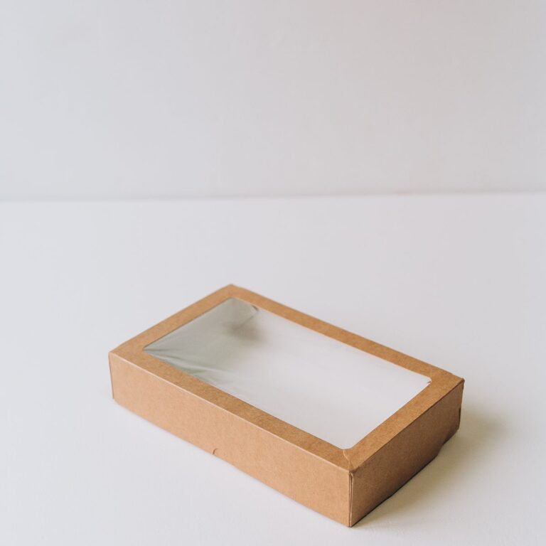 Коробка универсальная 20x12x4 см с окном крафт