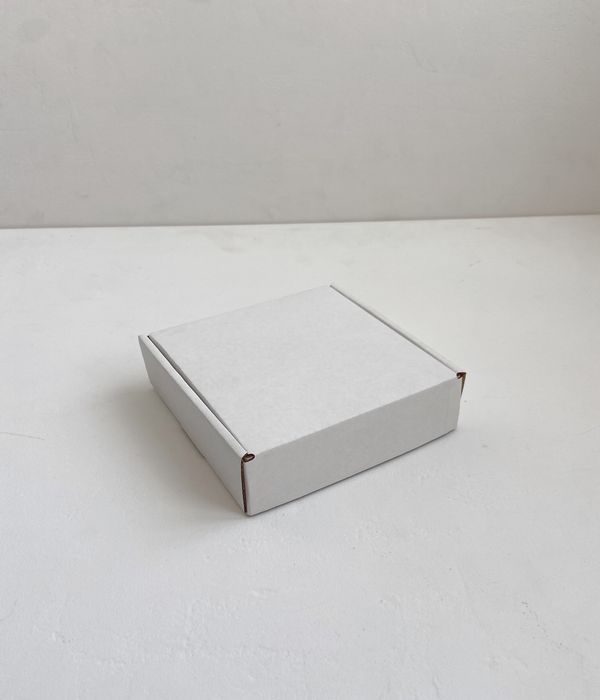 Коробка с откидной крышкой 12x12x4 см белая