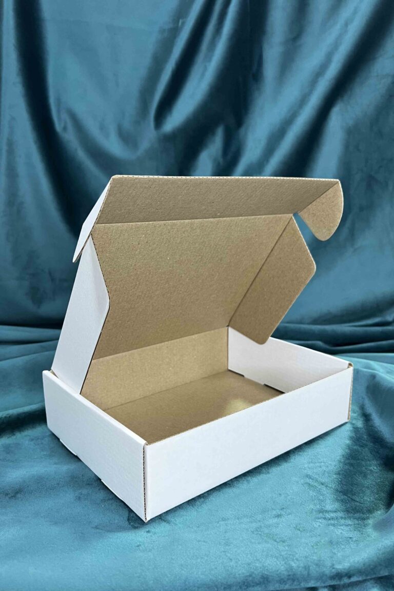 Коробка с откидной крышкой 22×19х6 см белая