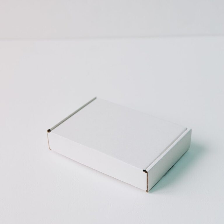 Коробка с откидной крышкой 15x10x3 см белая
