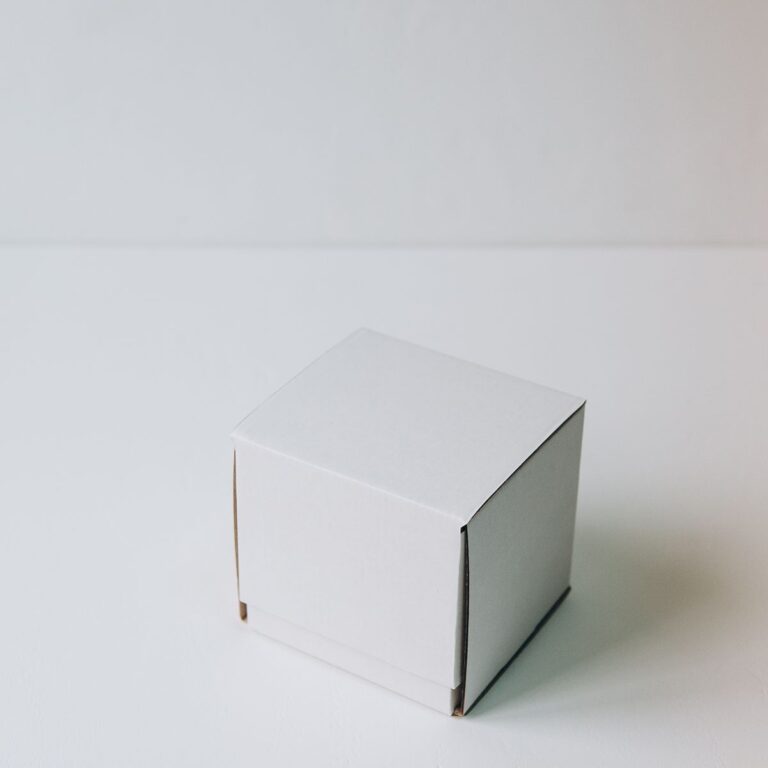 Коробка с откидной крышкой 10x10x10 см белая