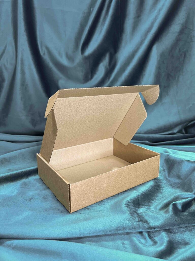 Коробка с откидной крышкой 22x16x5 см крафт
